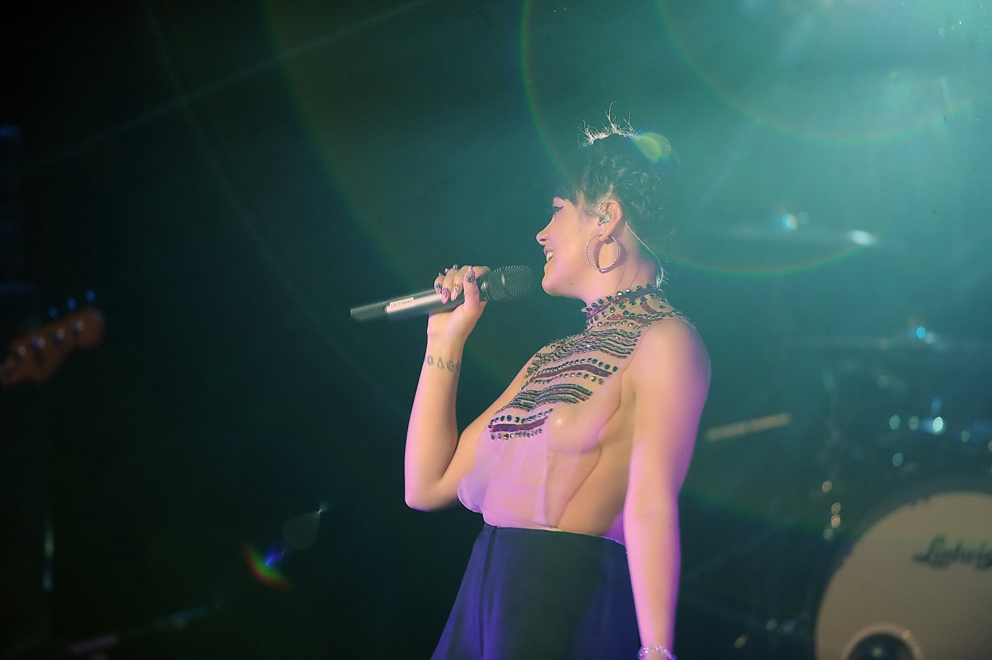 Lily Allen Seethru blinkt ihre Brüste auf der Bühne
 #75200196