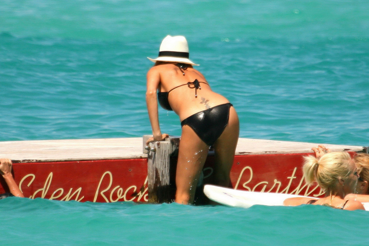Nicole Richie portant un bikini noir sexy sur une plage de Saint-Barthélemy.
 #75235480