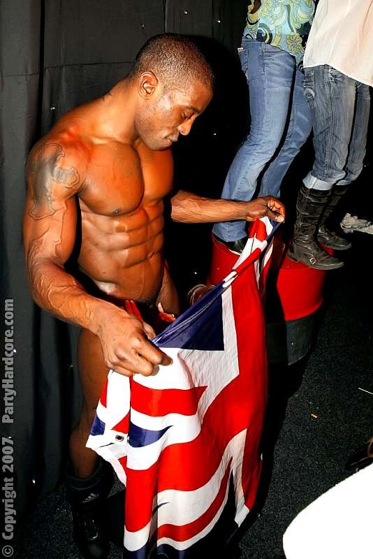 Los chulos negros buscan putas blancas delgadas y apretadas
 #77840574