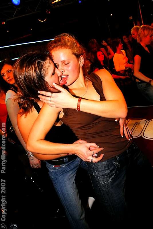 Los chulos negros buscan putas blancas delgadas y apretadas
 #77840640