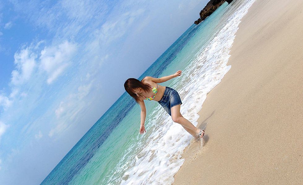 アジア人モデルがビーチで遊ぶ
 #69863158