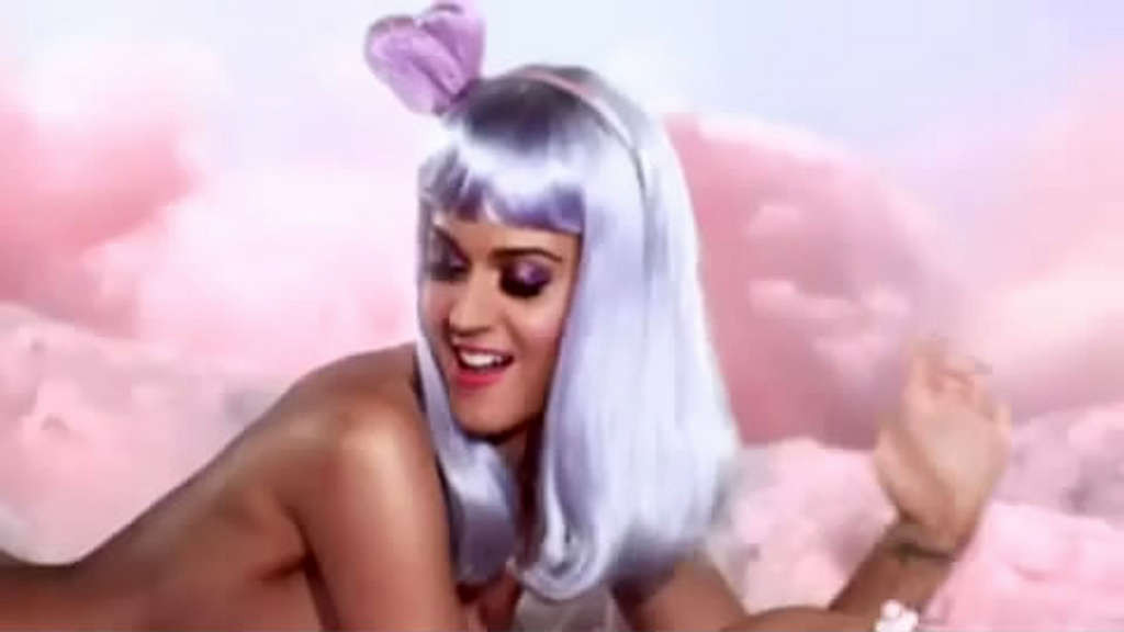 Katy Perry posiert ganz nackt auf dem Bett und blinkt ihr Höschen upskirt Aussteigen aus 
 #75344855