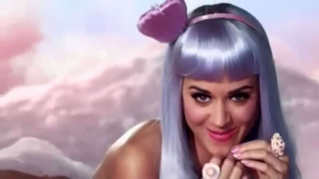 Katy Perry posiert ganz nackt auf dem Bett und blinkt ihr Höschen upskirt Aussteigen aus 
 #75344867