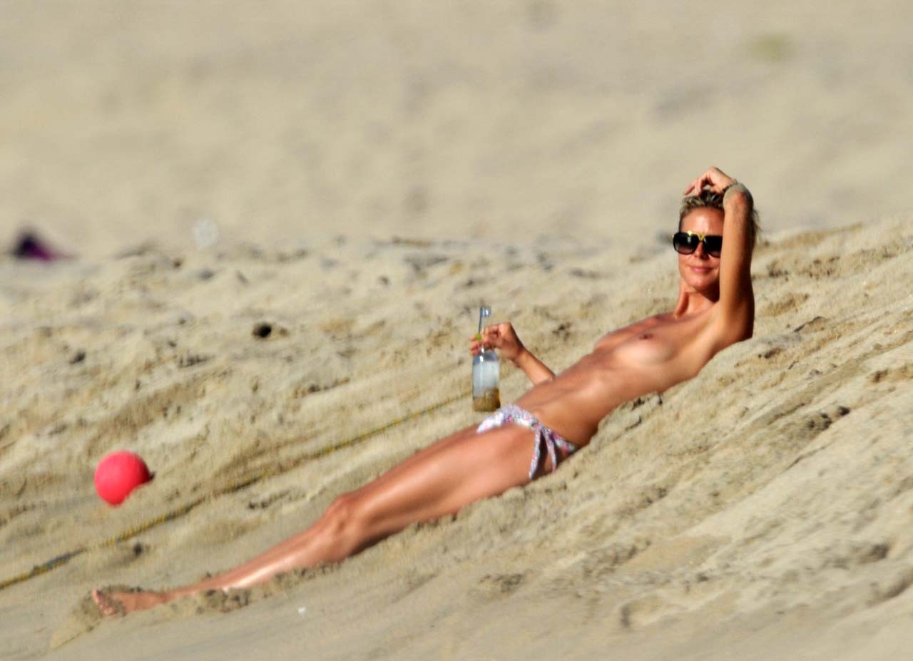 Heidi Klum fucking sexy and hot topless paparazzi photos on beach #75292935