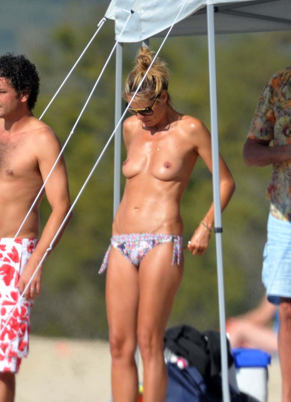 Heidi Klum fucking sexy and hot topless paparazzi photos on beach #75292960