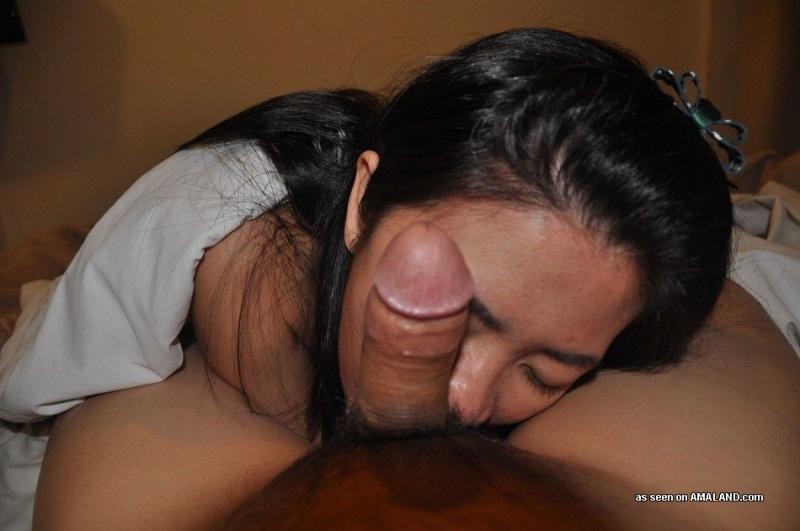 Une fille thaïlandaise suceuse de bites se fait crémer sur le lit.
 #69760426