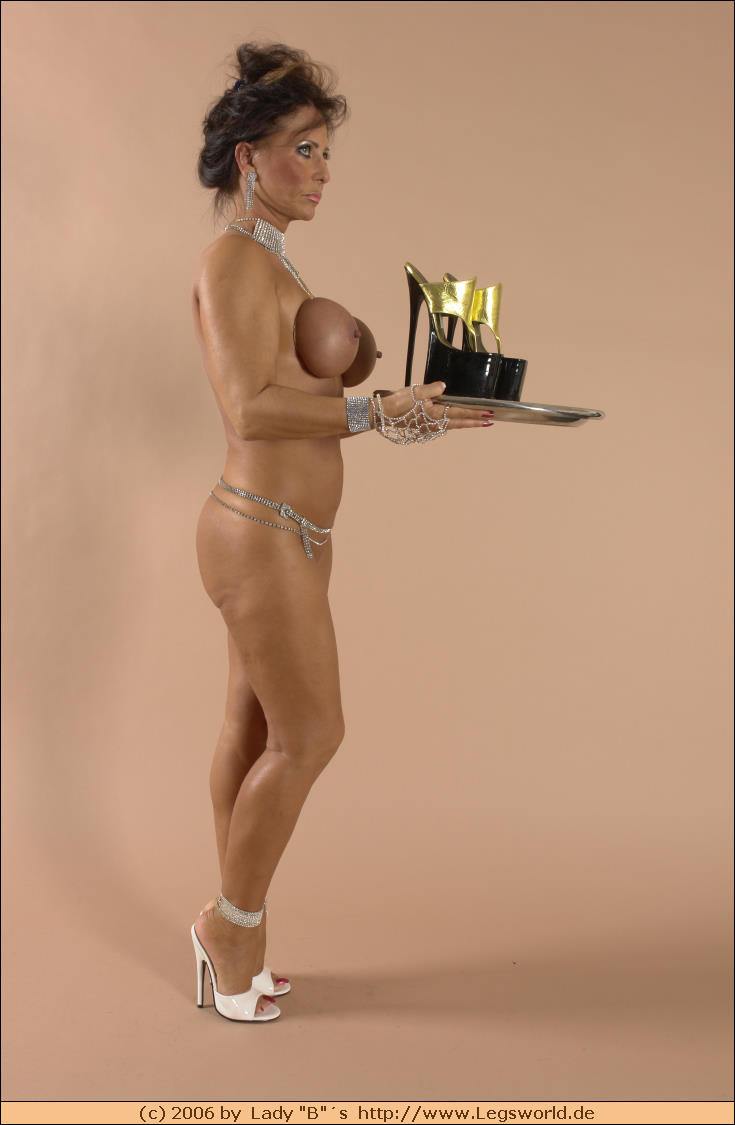Vollbusige deutsche Dame barbara serviert ihre High-Heels
 #73136014