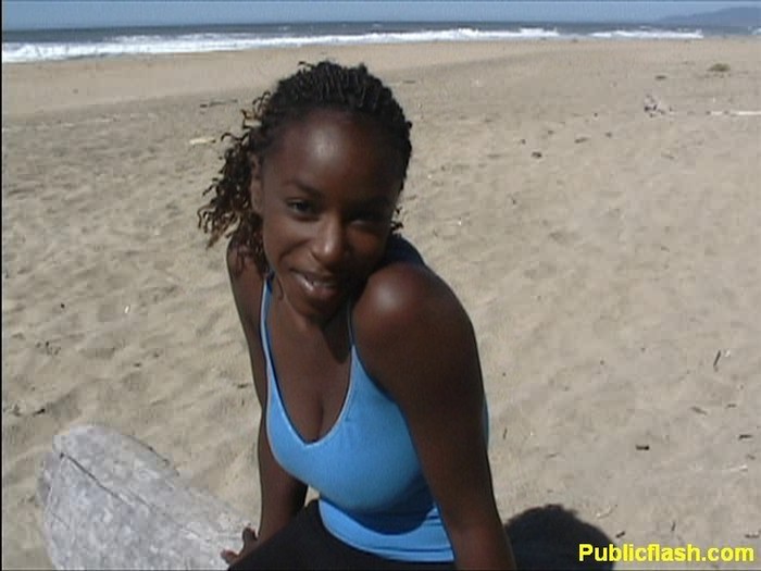 Exhibitionniste lesbienne aux seins naturels, nue à la plage
 #73438925