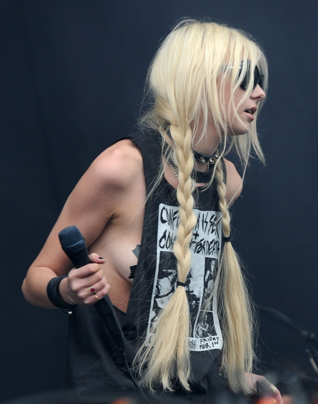 Taylor momsen actuando con los pezones pegados en el download festival 2011
 #75300014