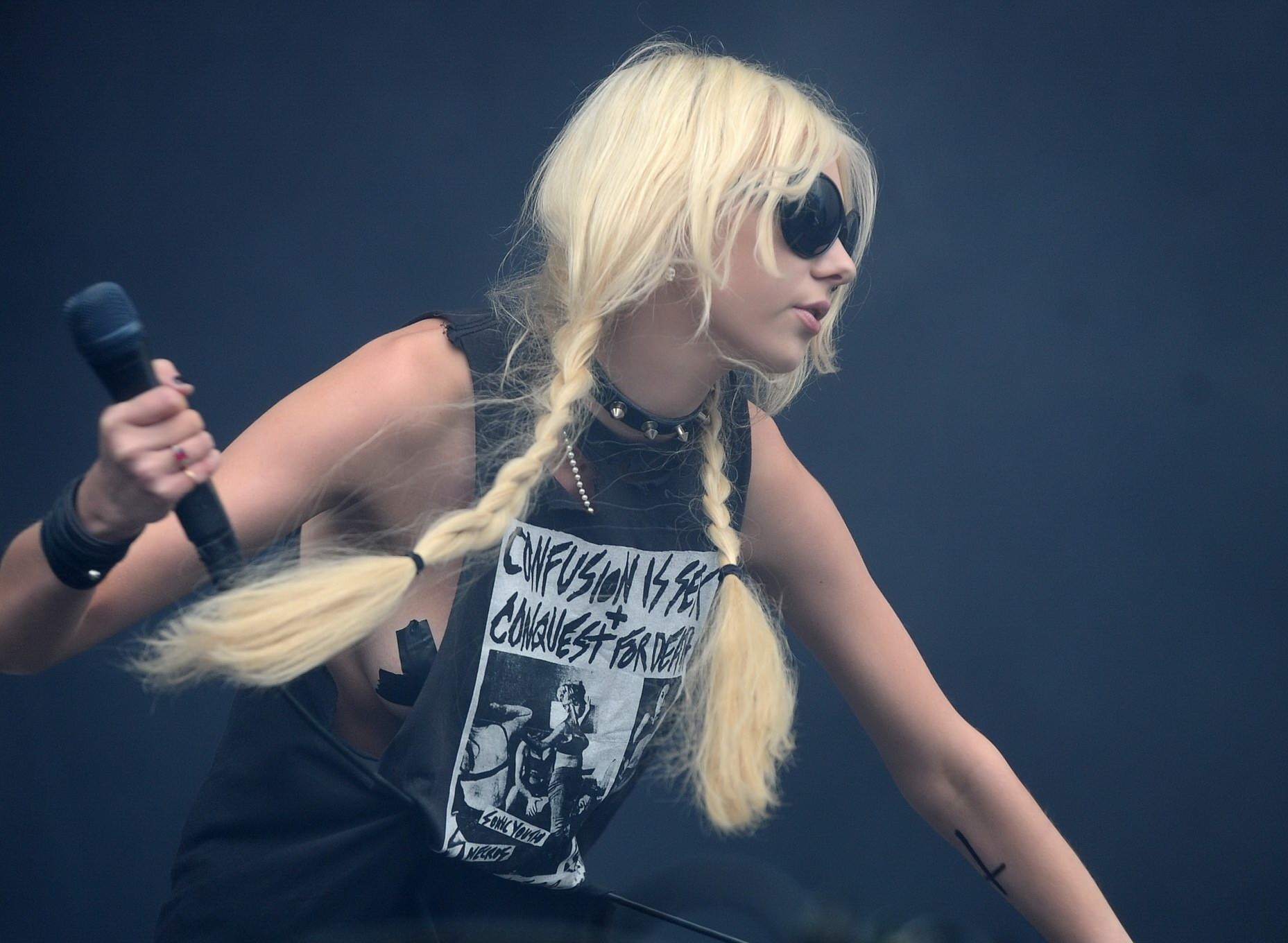 Taylor momsen actuando con los pezones pegados en el download festival 2011
 #75300025