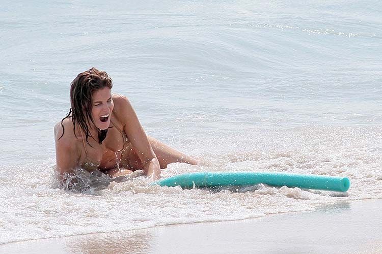 Stephanie seymour sexy a pecorina sulla spiaggia foto dei paparazzi
 #75278162