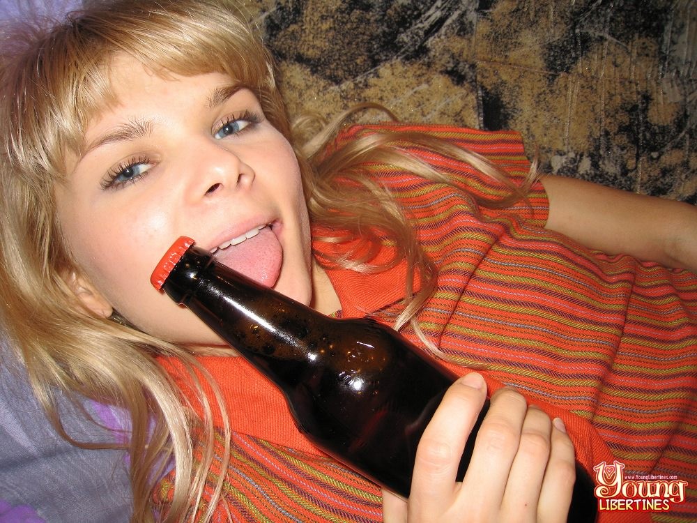 Rubia caliente puta joven follando y chupando desagradable chico afortunado
 #73780569