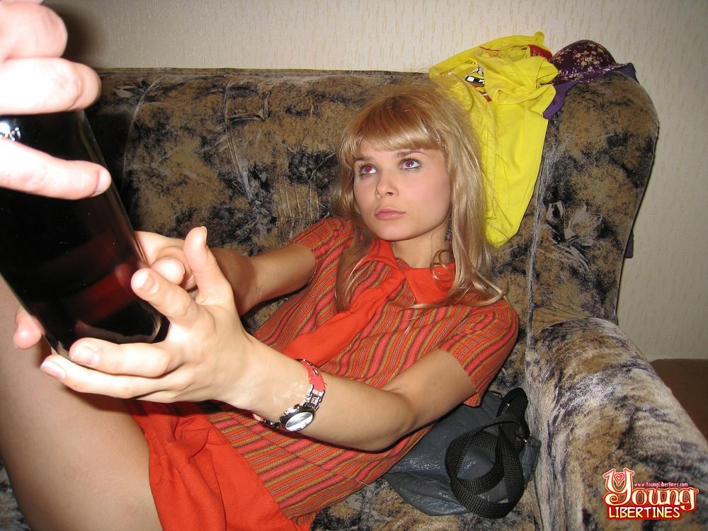 Rubia caliente puta joven follando y chupando desagradable chico afortunado
 #73780579