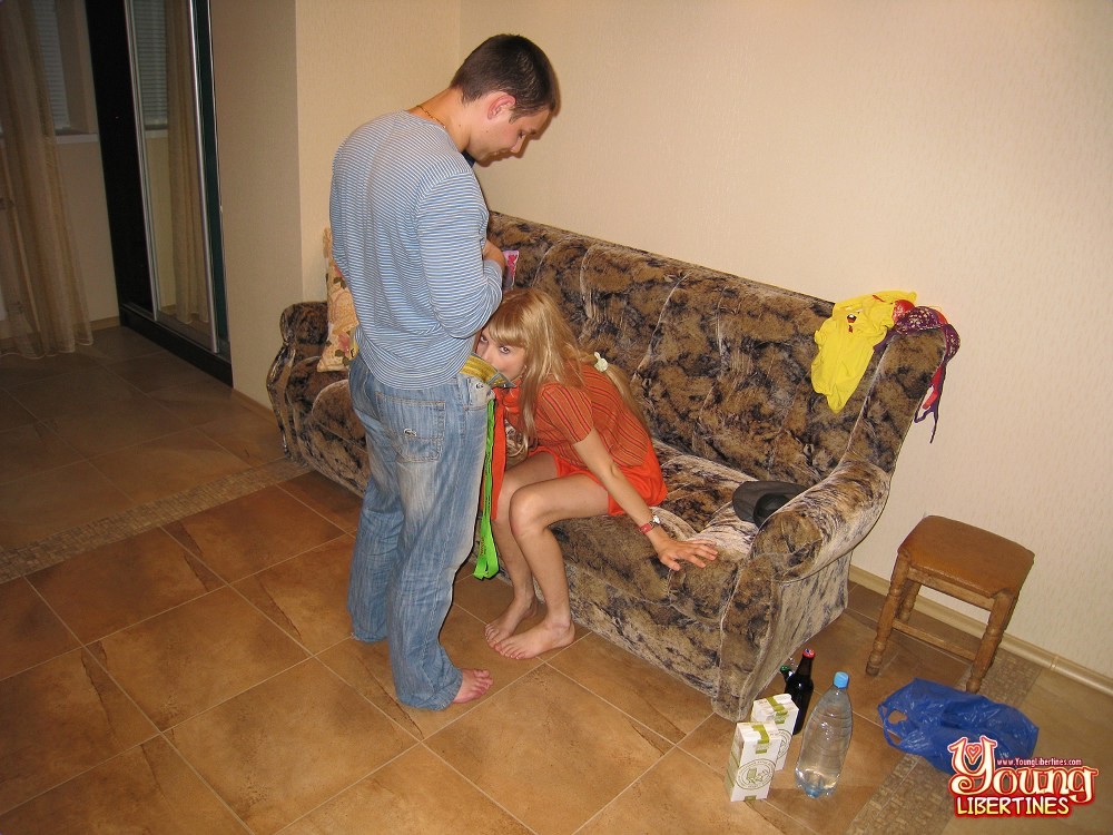 Rubia caliente puta joven follando y chupando desagradable chico afortunado
 #73780581