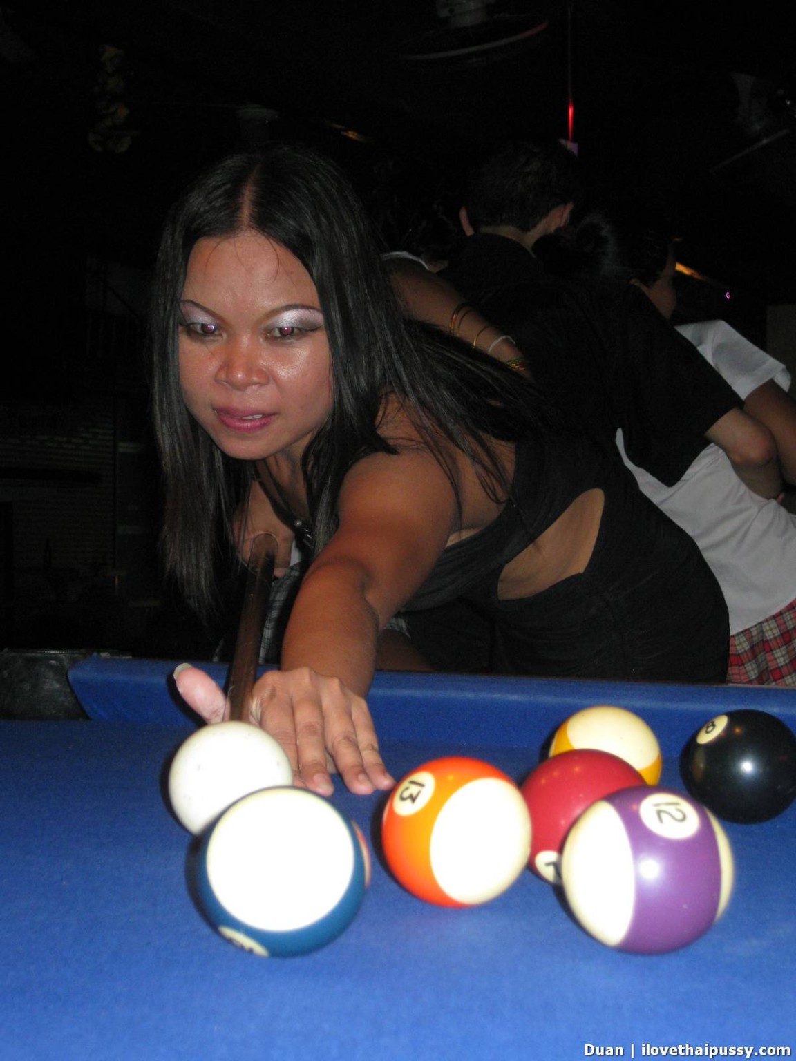 Thailand Bargirl spielt Pool und saugt Tourist Schwanz für Geld
 #69883308