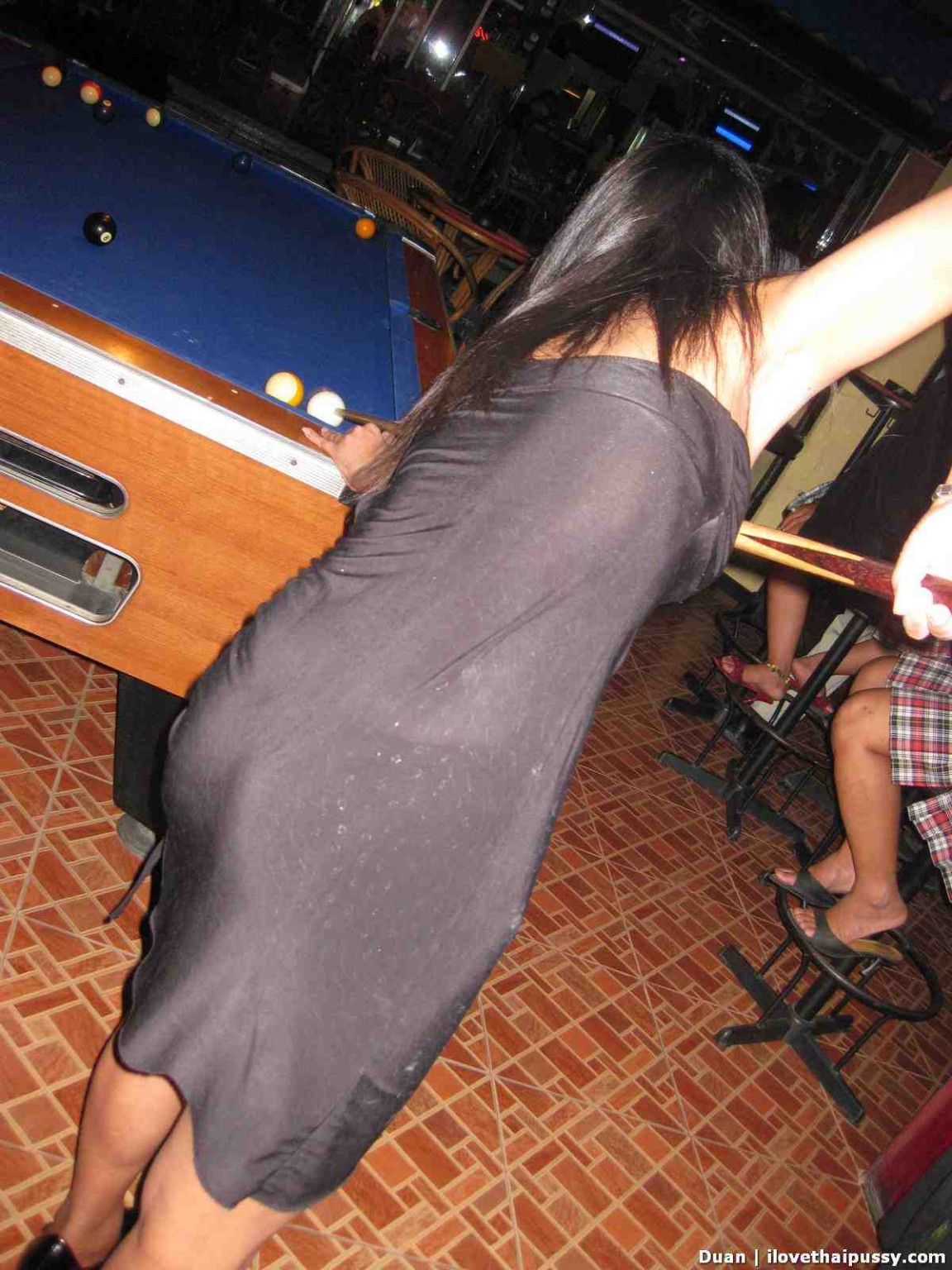 Thailand Bargirl spielt Pool und saugt Tourist Schwanz für Geld
 #69883329
