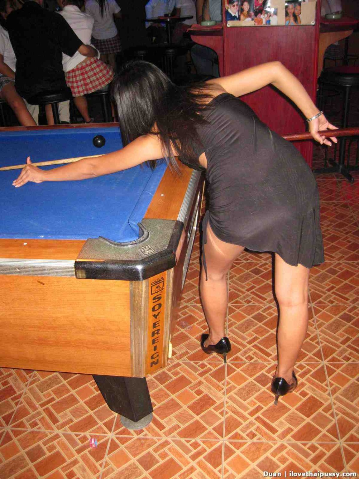 Thailand Bargirl spielt Pool und saugt Tourist Schwanz für Geld
 #69883351