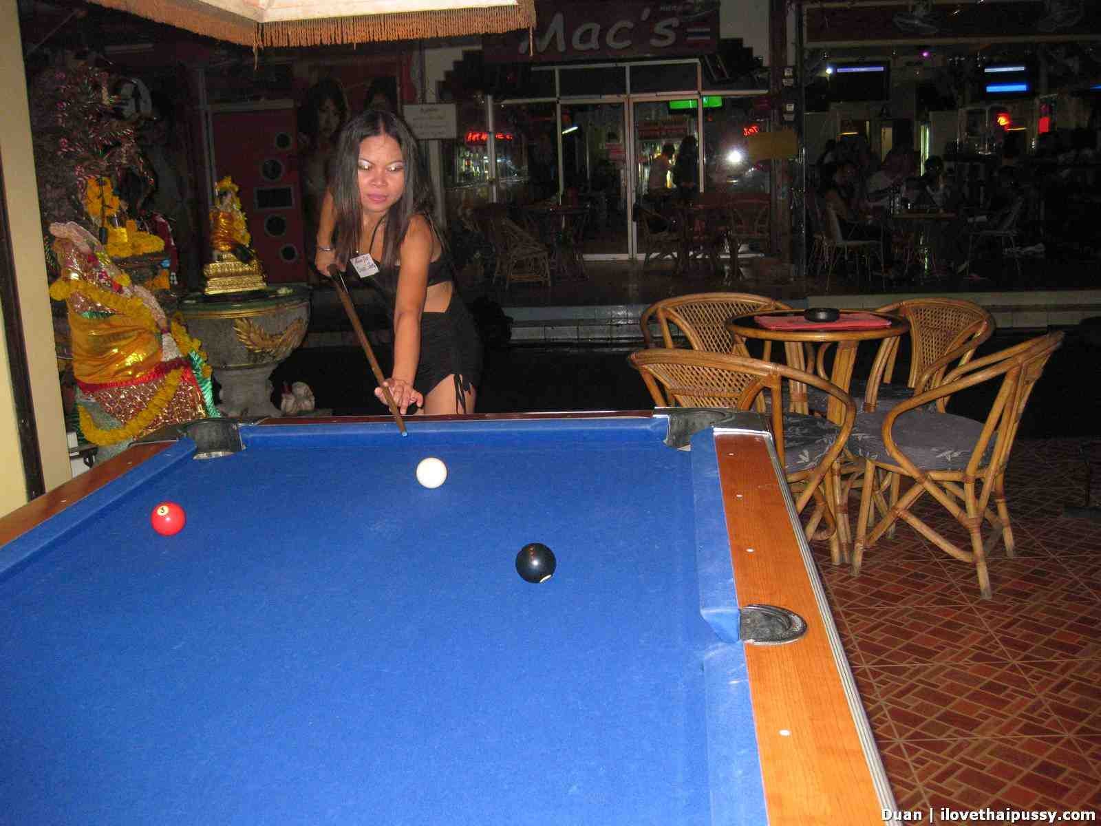 Thailand Bargirl spielt Pool und saugt Tourist Schwanz für Geld
 #69883359