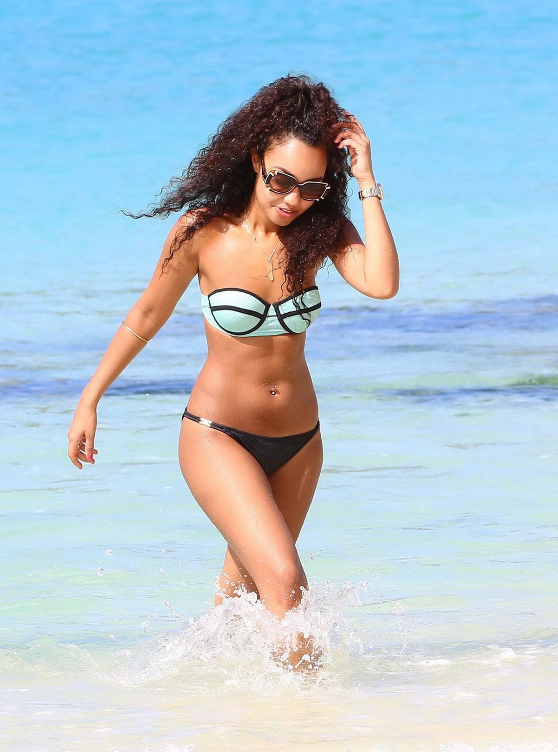 Leighanne Pinnock indossa un piccolo bikini senza spalline in spiaggia alle Barbados
 #75177621