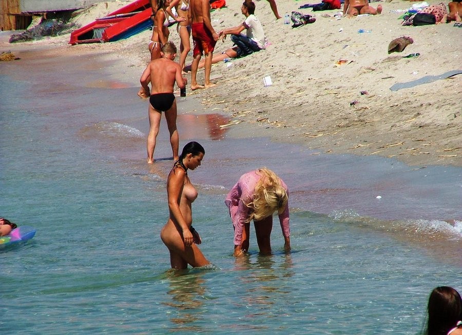 Ein Paar FKK-Teenie-Freunde heizen am Strand auf
 #72257310