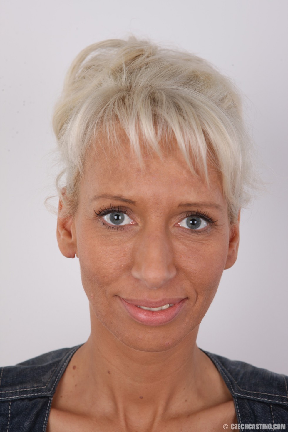 熟女がヌードを披露
 #67394084