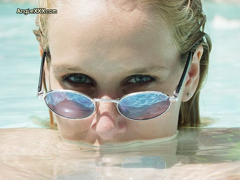 Beauté à gros seins nue dans la piscine en train d'étaler sa chatte rose
 #73893427