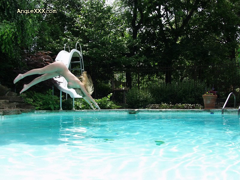 Beauté à gros seins nue dans la piscine en train d'étaler sa chatte rose
 #73893452