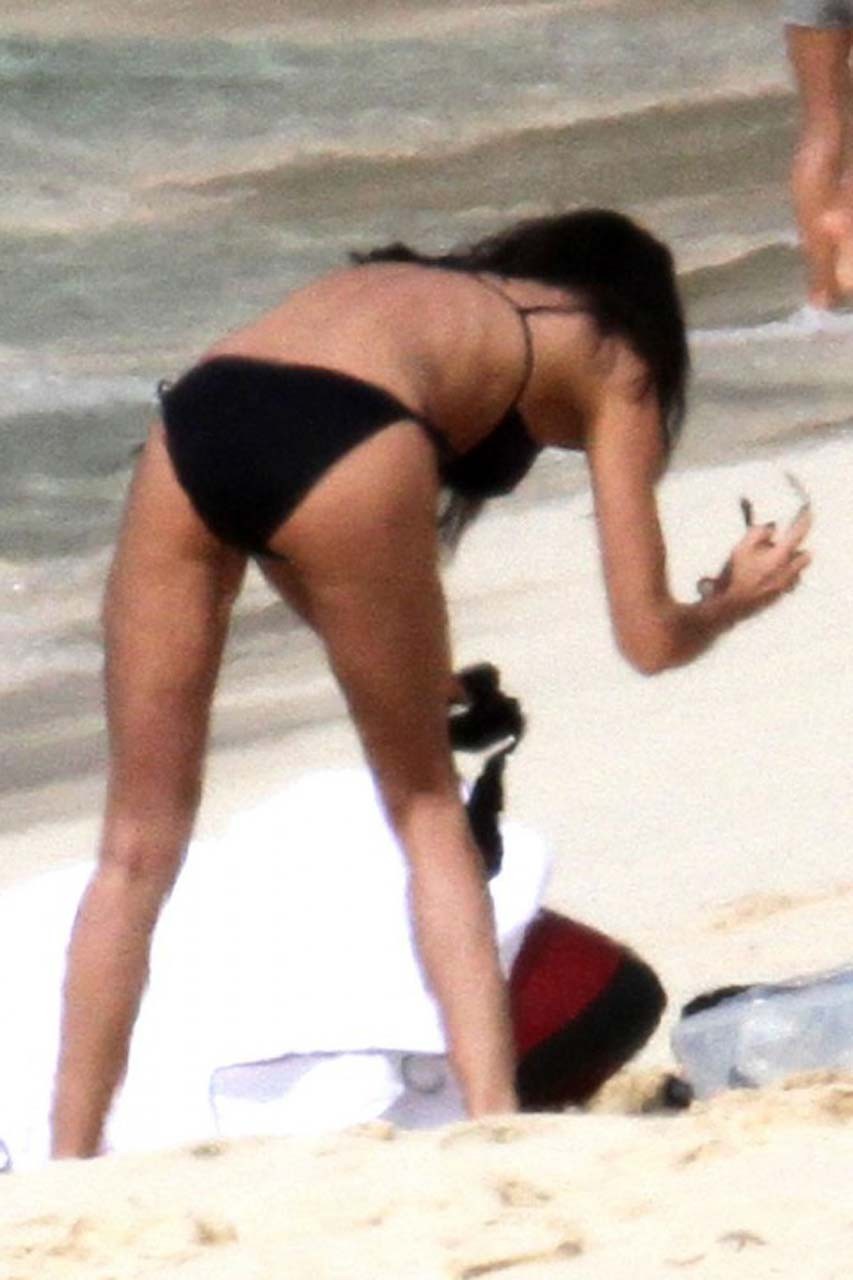 Demi Moore che espone il suo corpo sexy e culo caldo in bikini nero sulla spiaggia
 #75317257