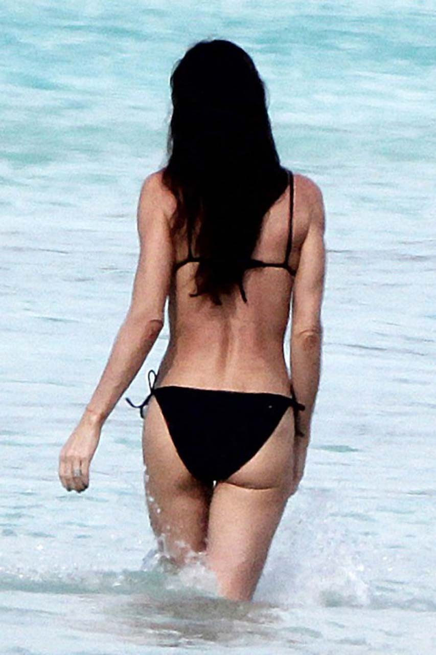Demi Moore che espone il suo corpo sexy e culo caldo in bikini nero sulla spiaggia
 #75317296