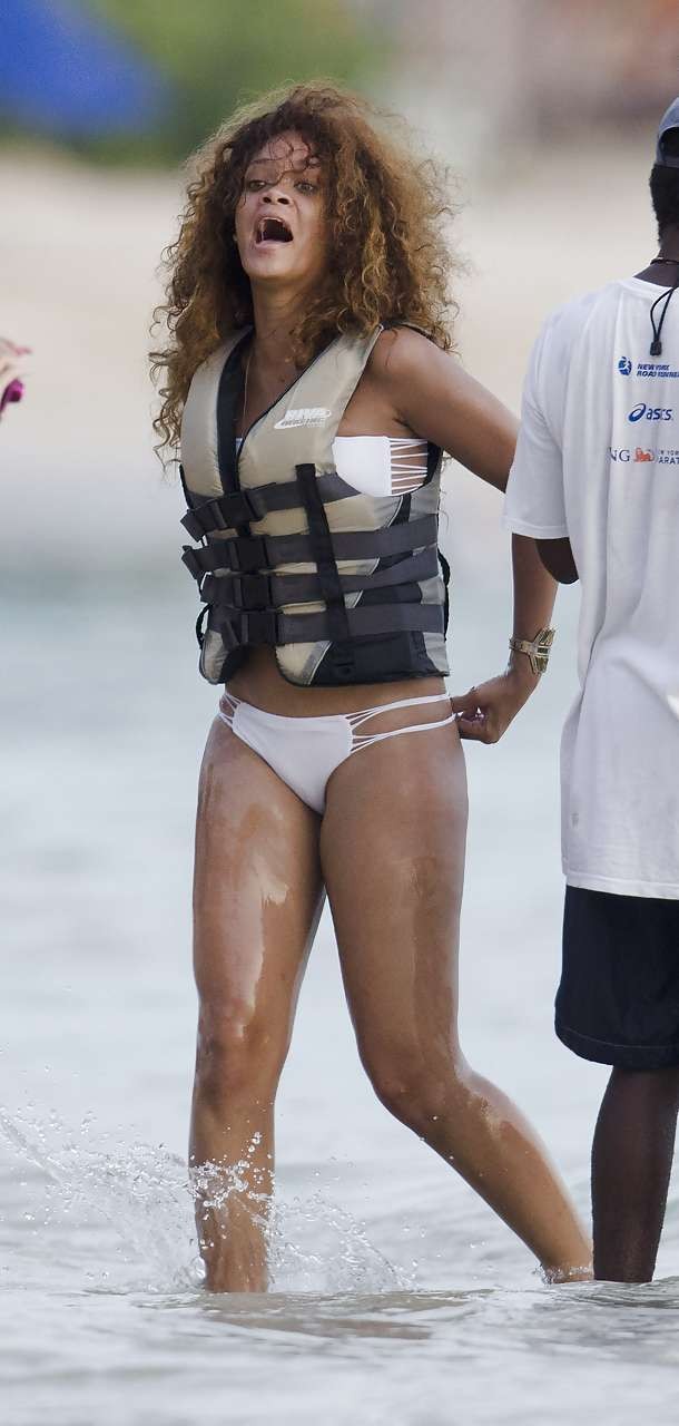 Rihanna che mostra il suo grande corpo e culo sexy in bikini sulla spiaggia
 #75292638