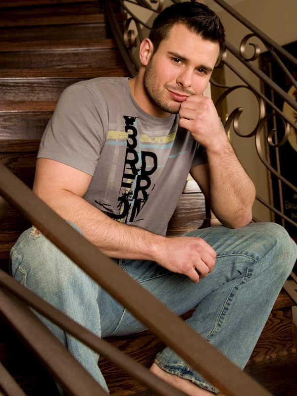 Dos jóvenes guapos follando en un sofá
 #76975570