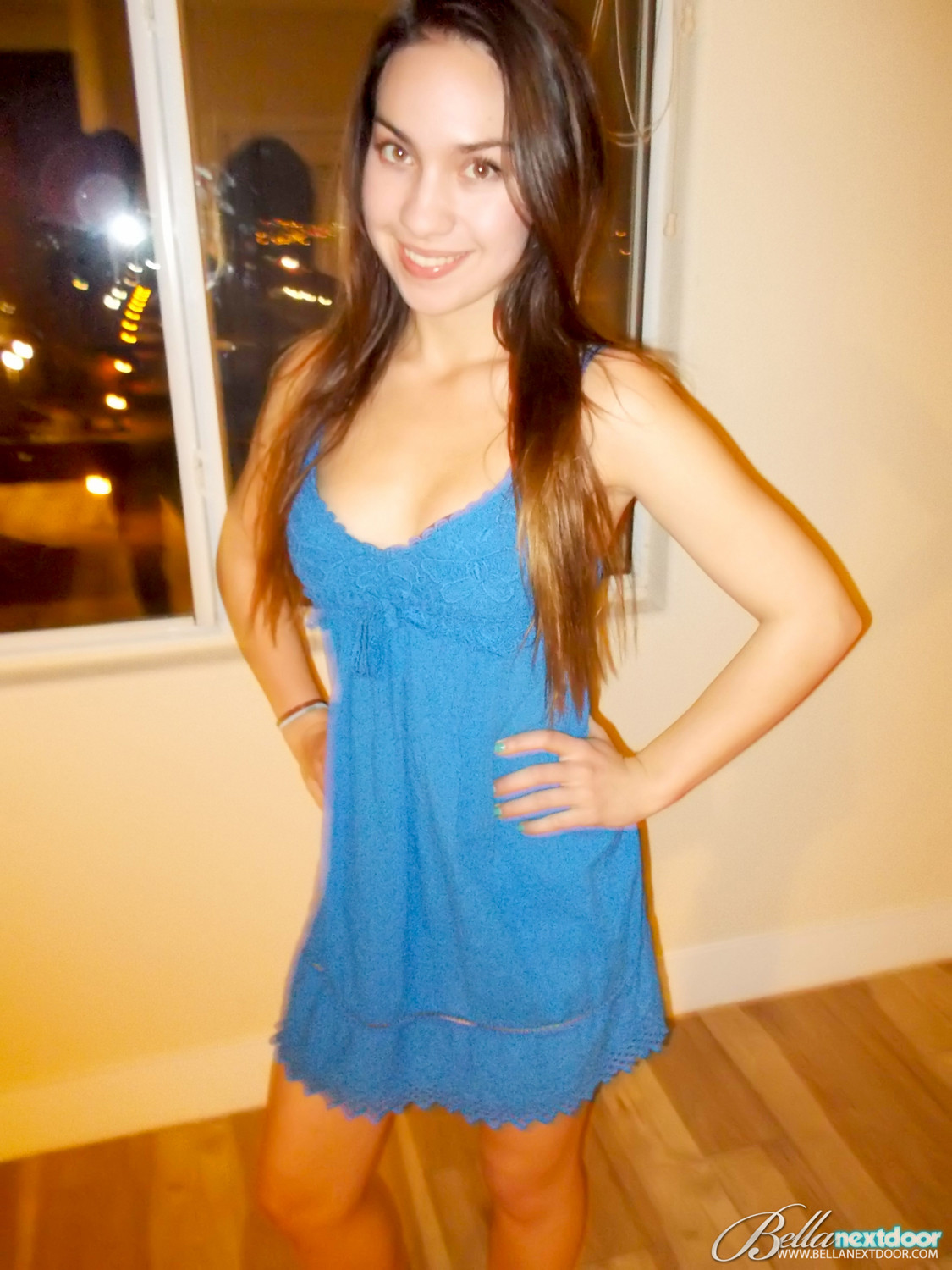 Deliziosa teenager anna rio che si spoglia del suo vestito blu
 #72458997