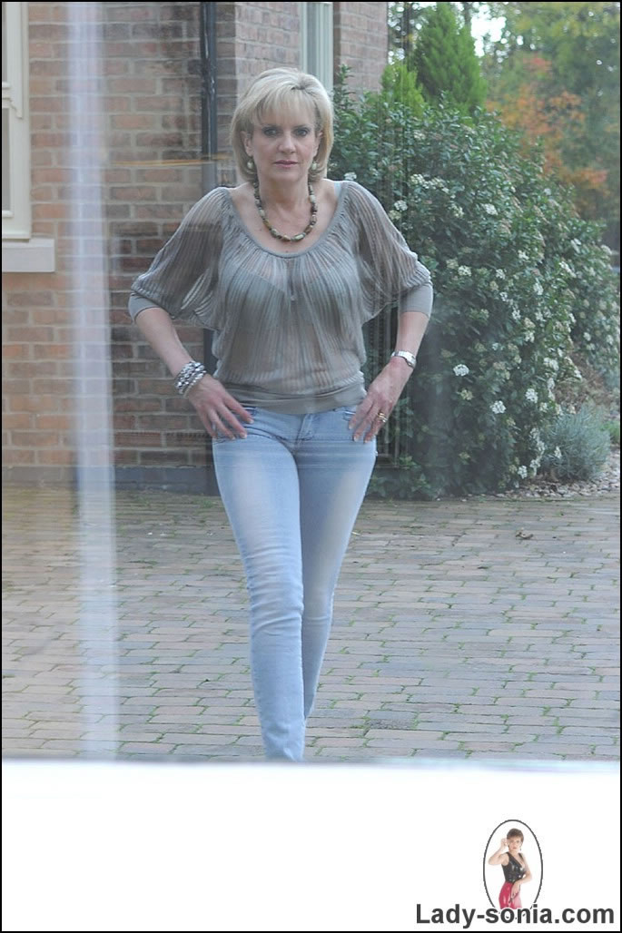 Skintight jeans busty leggy british mature stunner
 #70283500
