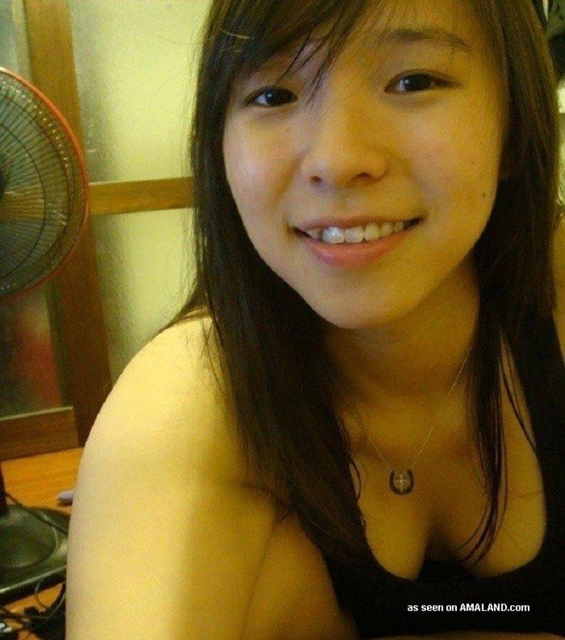 Photos de nudité d'une jeune chinoise avec son copain.
 #67612058
