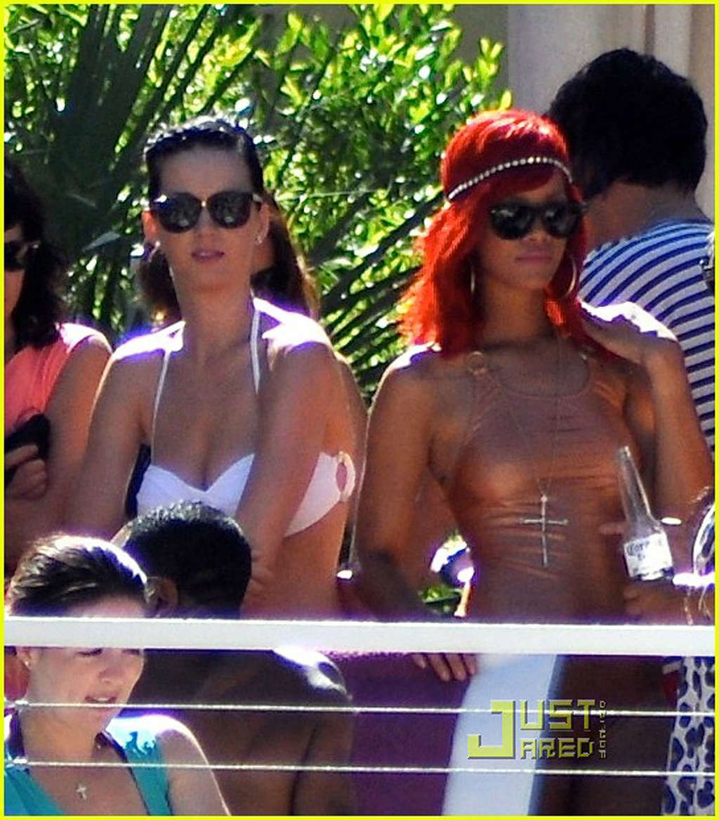 Rihanna sehr sexy und heiß legy und Bikini Paparazzi Fotos
 #75332817