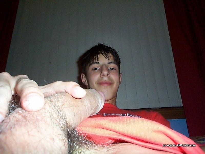 Ragazzo amatoriale birichino che si riempie il culo con un dildo
 #76913652