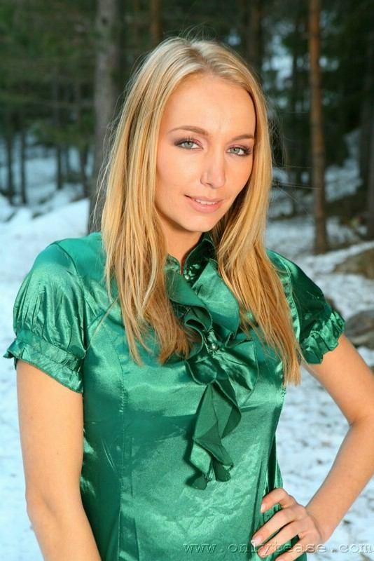 Hayley marie en plein air dans la neige
 #78319972