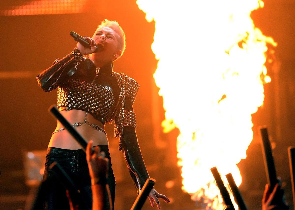 Miley cyrus deja caer unas impresionantes tetas laterales
 #75241680