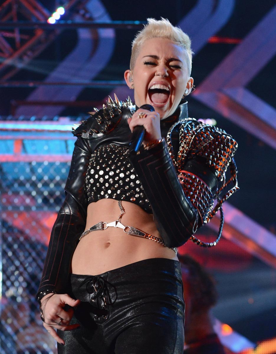Miley Cyrus dévoile un superbe sein latéral
 #75241682