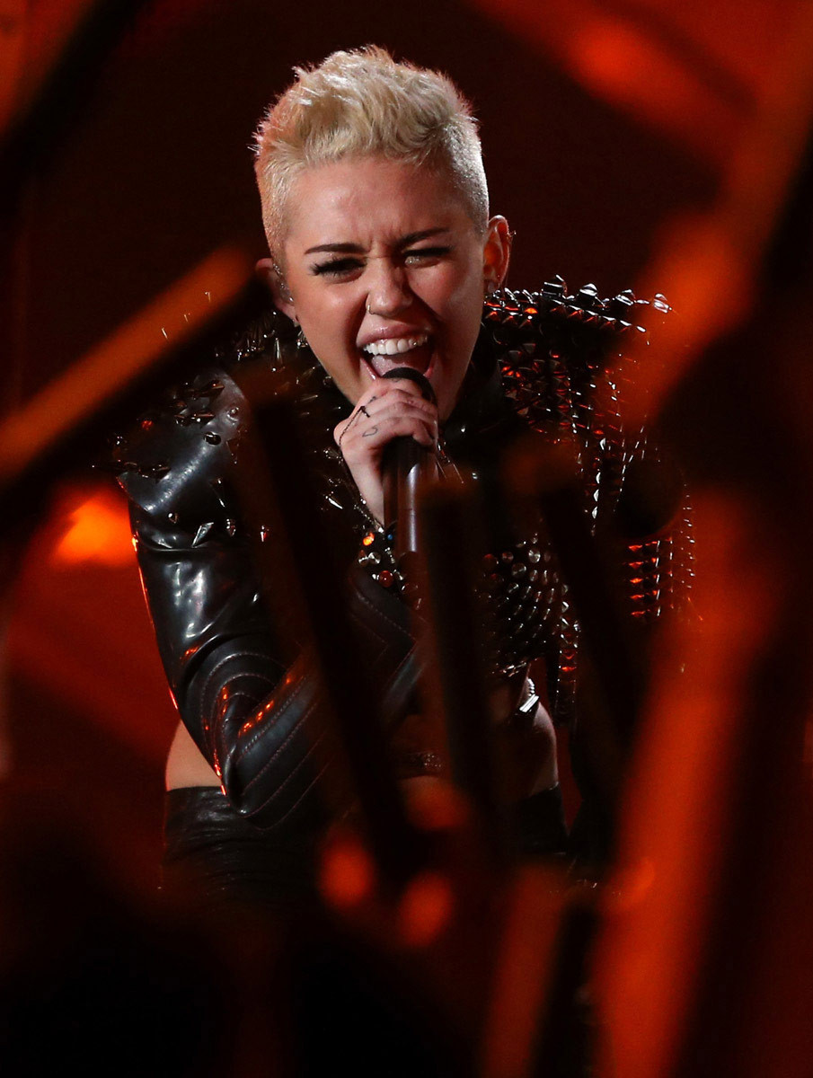 Miley cyrus deja caer unas impresionantes tetas laterales
 #75241684