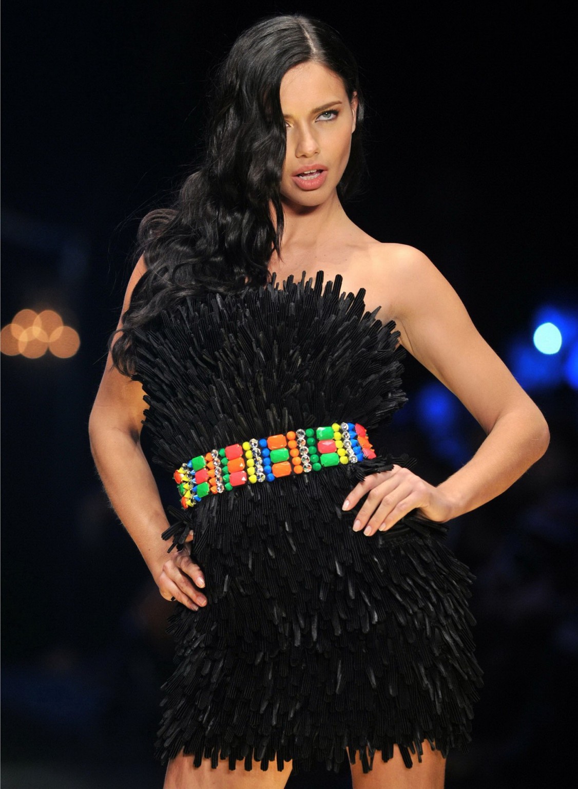 Adriana lima en buste et en jambes dans une tenue légère au défilé de mode dosso dossi 
 #75243942