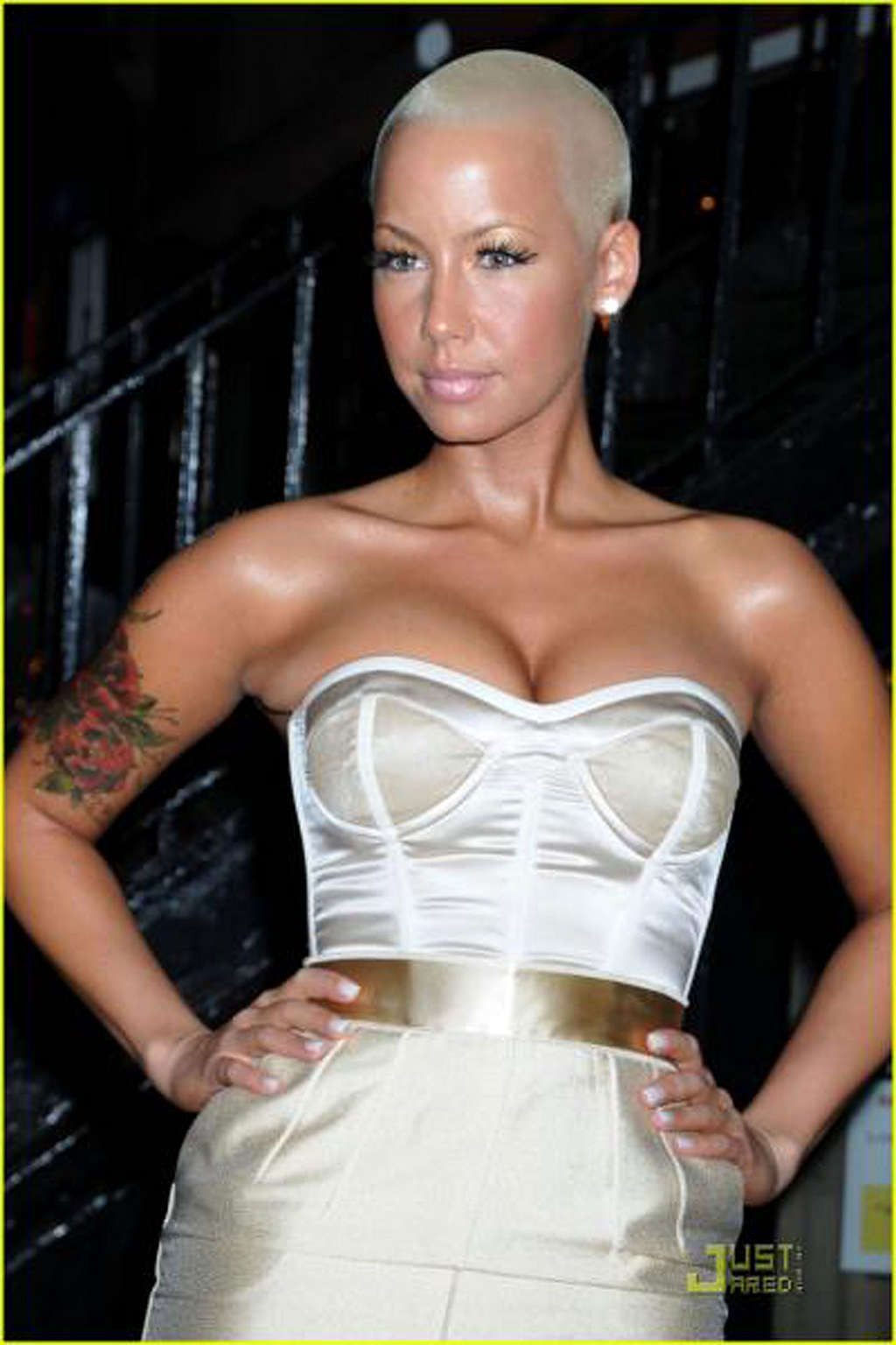 Amber rose pose et montre ses fesses extrêmement chaudes et sexy en string
 #75363130