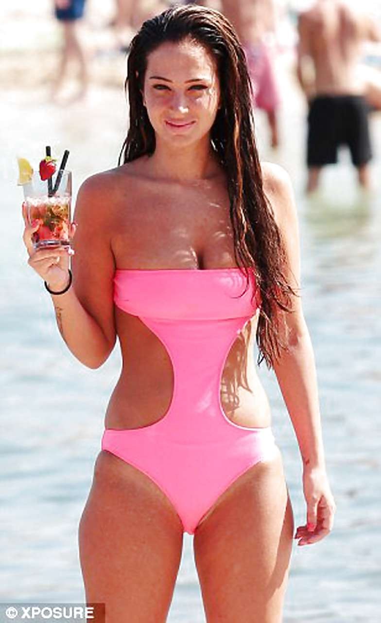Tulisa Contostavlos guardando molto sexy e caldo in bikini rosa
 #75224457