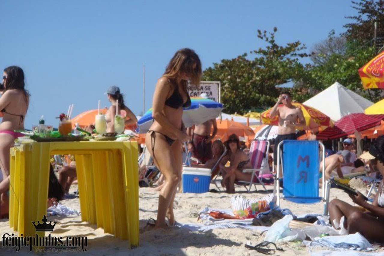 Stacy fergie ferguson entblößt sexy Körper und heißen Arsch im Tanga am Strand
 #75308672