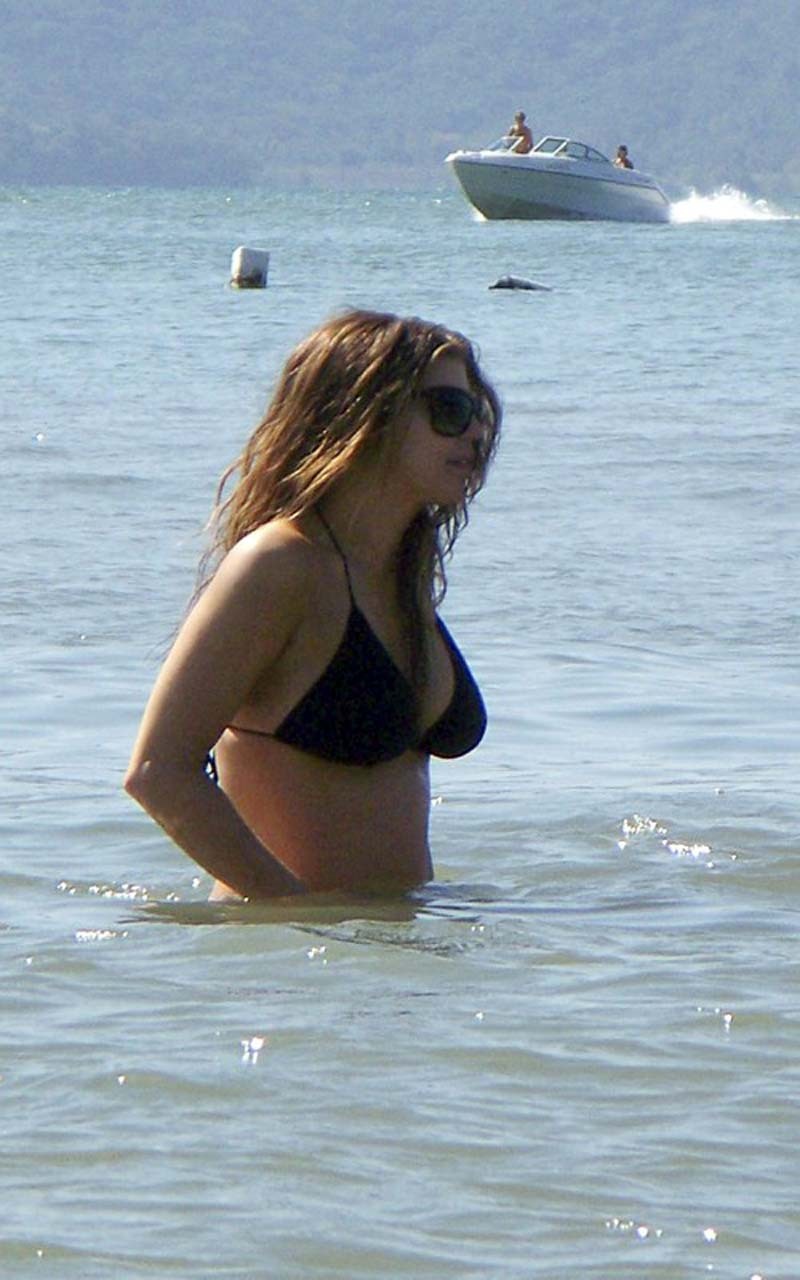 Stacy fergie ferguson entblößt sexy Körper und heißen Arsch im Tanga am Strand
 #75308710