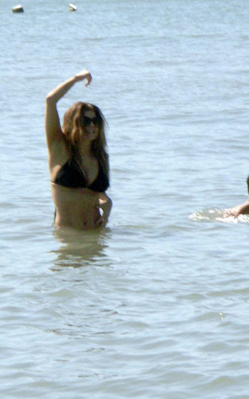 Stacy fergie ferguson mostrando su cuerpo sexy y su culo caliente en tanga en la playa
 #75308715