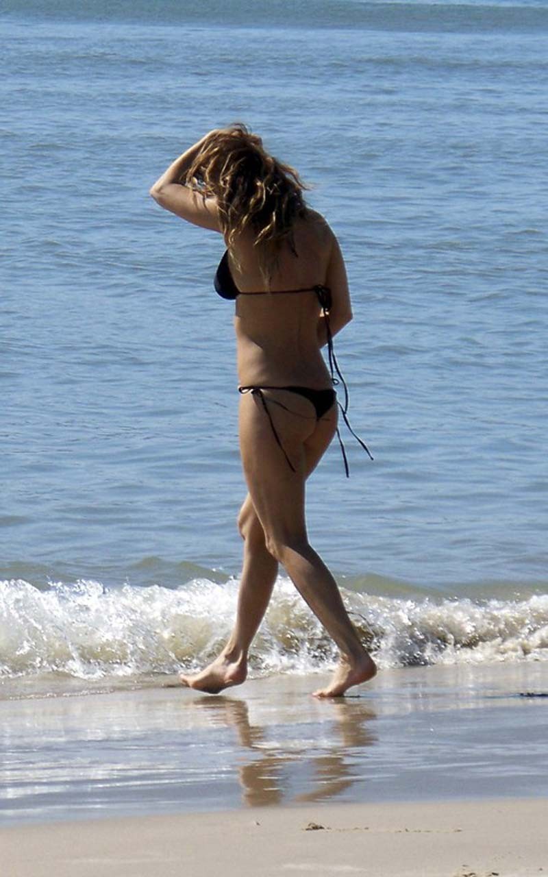 Stacy fergie ferguson entblößt sexy Körper und heißen Arsch im Tanga am Strand
 #75308724