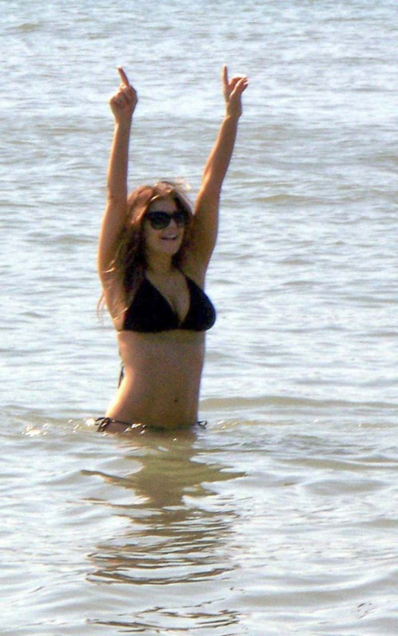 Stacy fergie ferguson esponendo il corpo sexy e culo caldo in perizoma sulla spiaggia
 #75308728