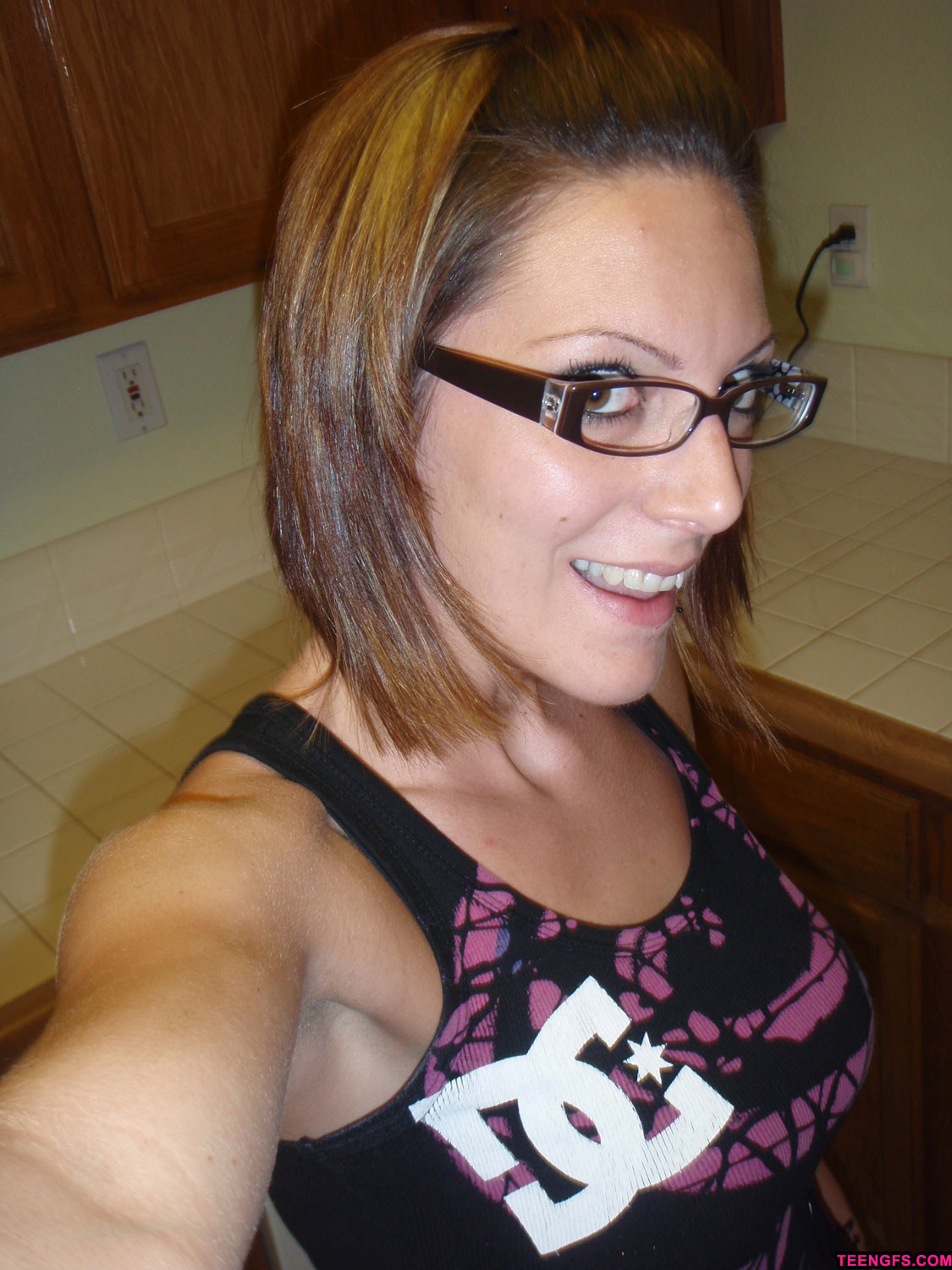 Hot nerdy Freundin mit Brille spielt in der Küche spülen
 #67273765