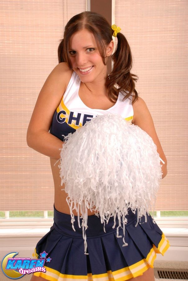 Karen sogna di essere una cheerleader busty in trecce
 #75470615